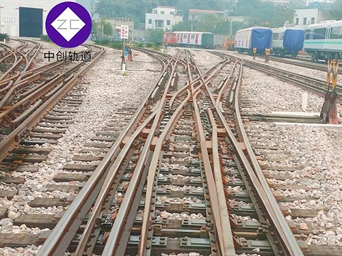 米軌、標(biāo)軌、1067軌距三軌套線道岔-